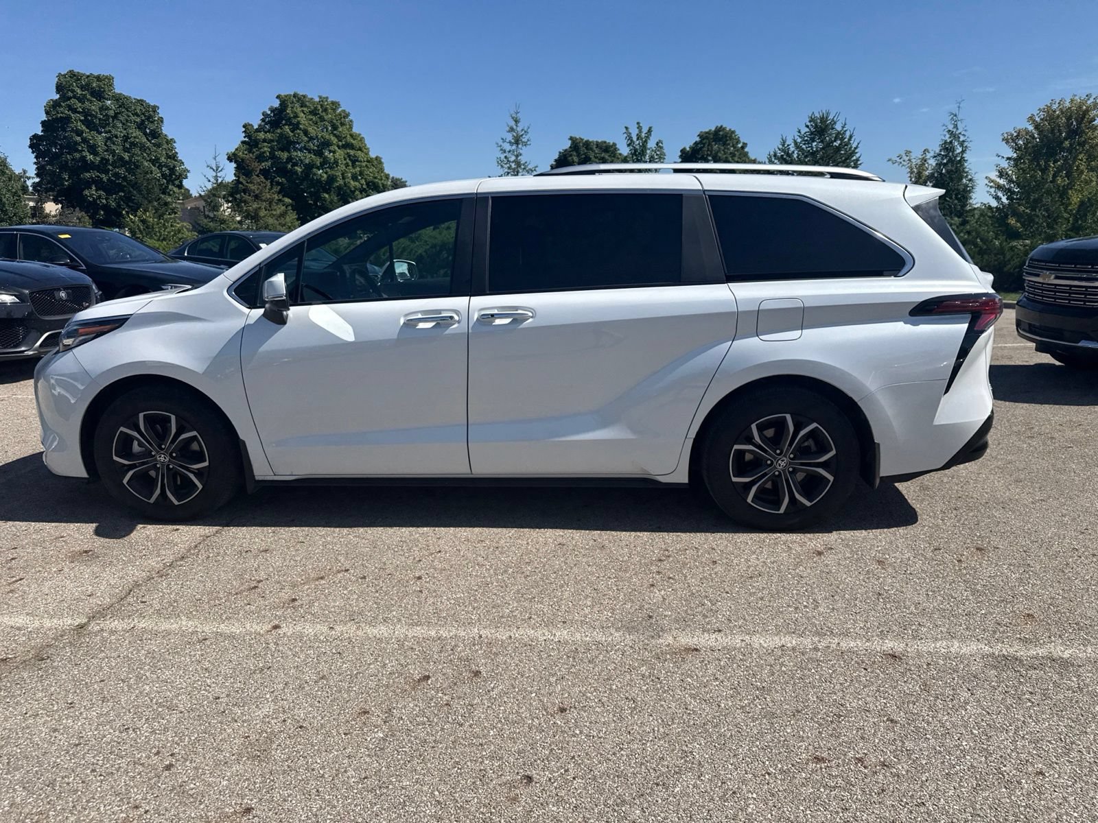 Used 2025 Toyota Sienna Platinum AWD/4WD image 8