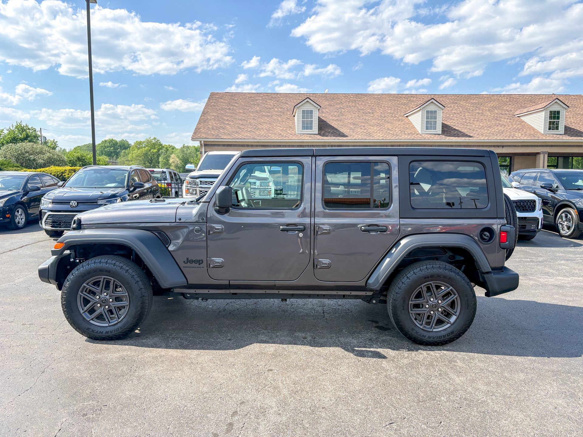Used 2025 Jeep Wrangler Unlimited Sport AWD/4WD image 9