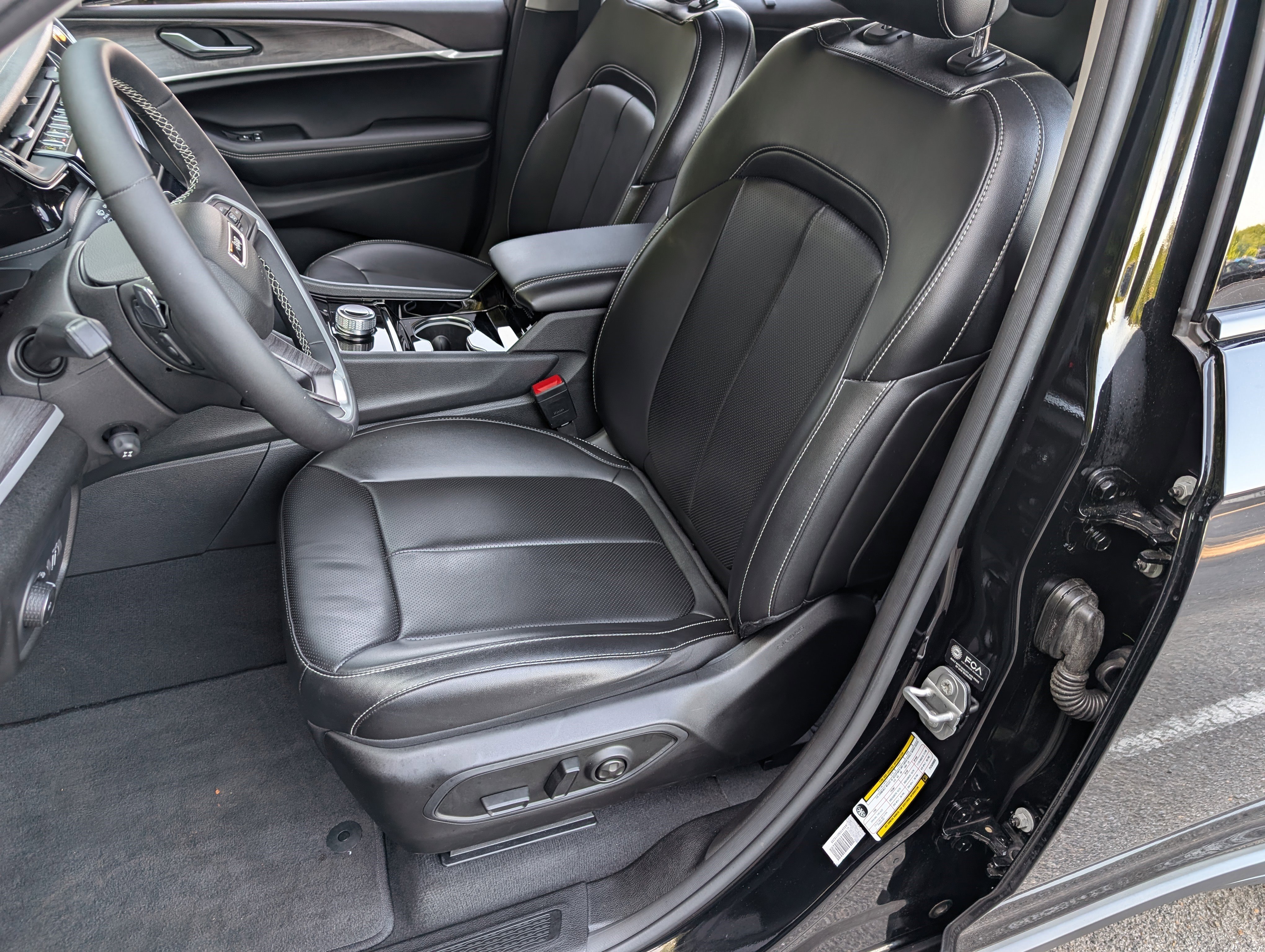 Used 2023 Jeep Grand Cherokee Limited w/ Luxury Tech Group II RWD image 17