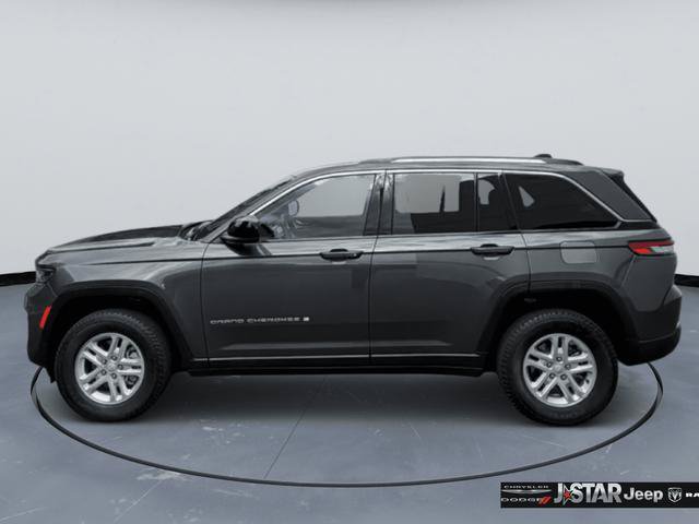 Used 2023 Jeep Grand Cherokee Laredo AWD/4WD image 7