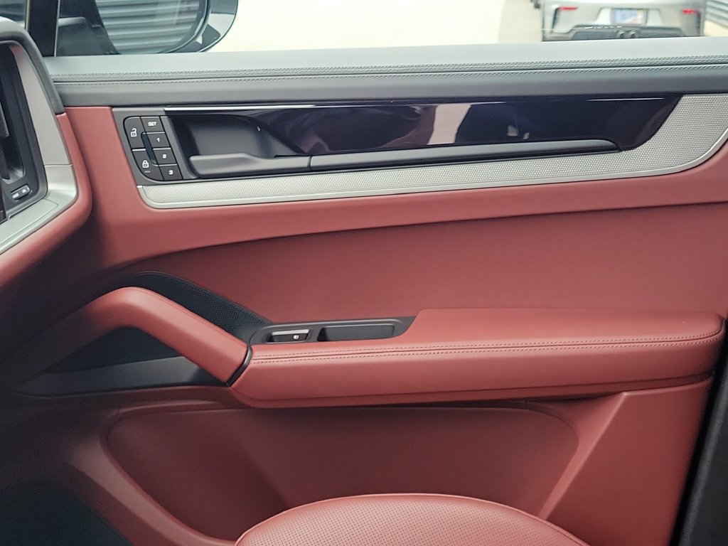 Certified 2026 Porsche Cayenne AWD/4WD image 23
