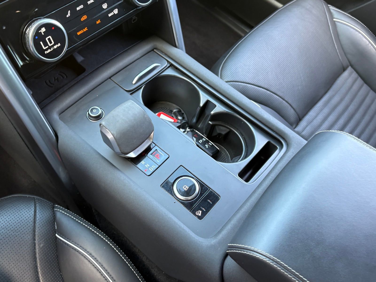 Used 2024 Land Rover Discovery Metropolitan Edition image 21