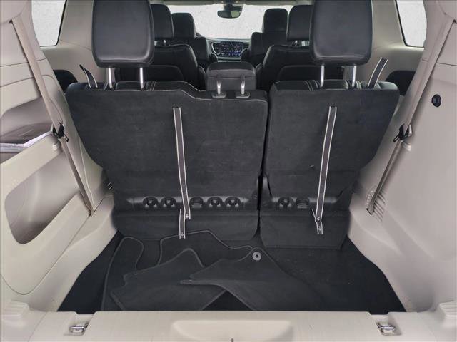 Used 2023 Chrysler Pacifica Touring-L image 6