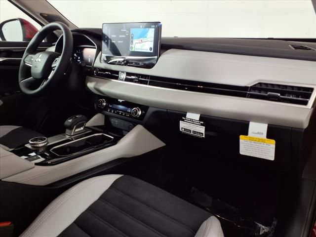 Used 2025 Mitsubishi Outlander SE image 7