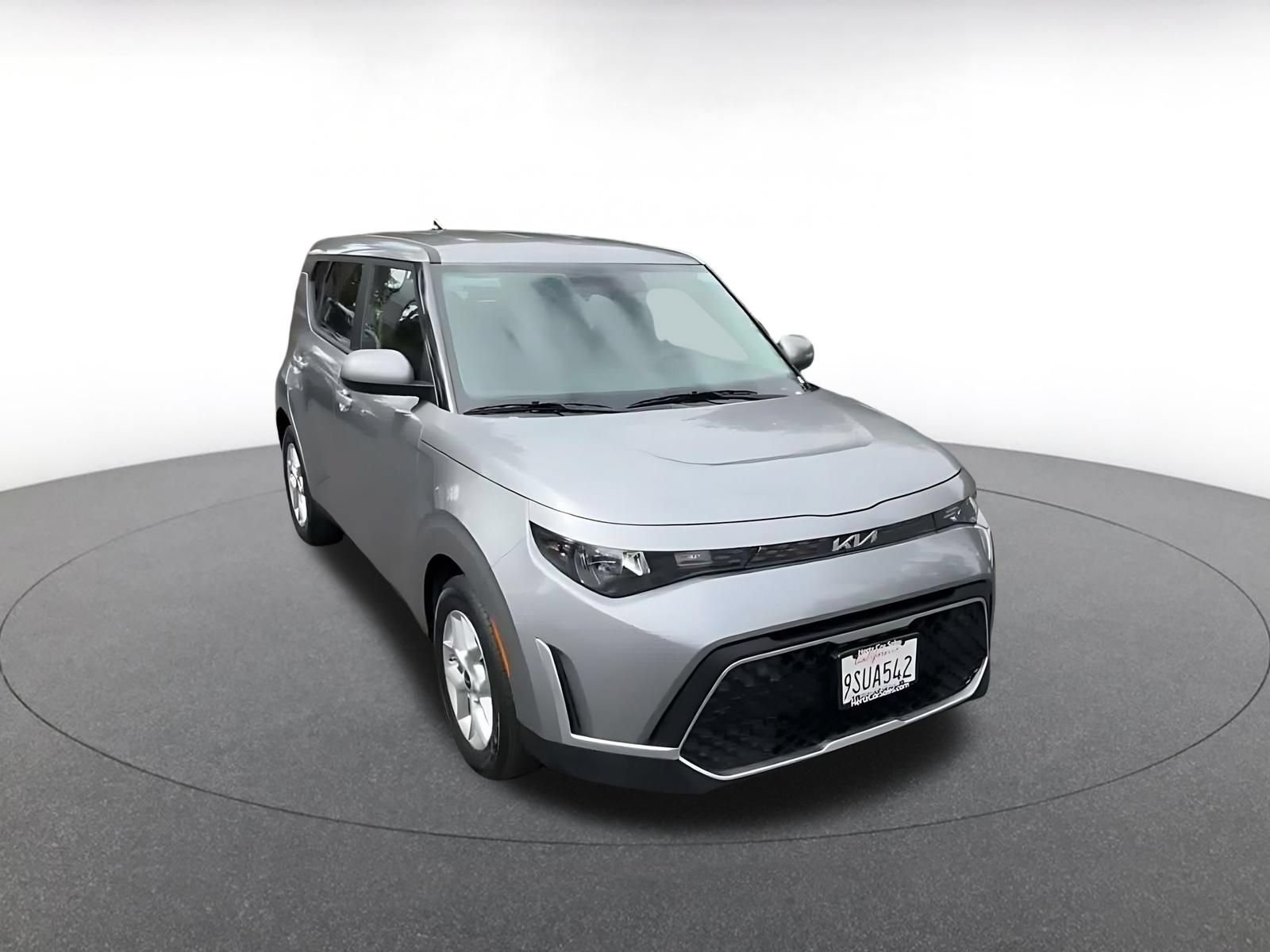 Used 2025 Kia Soul LX w/ LX Technology Package FWD image 3