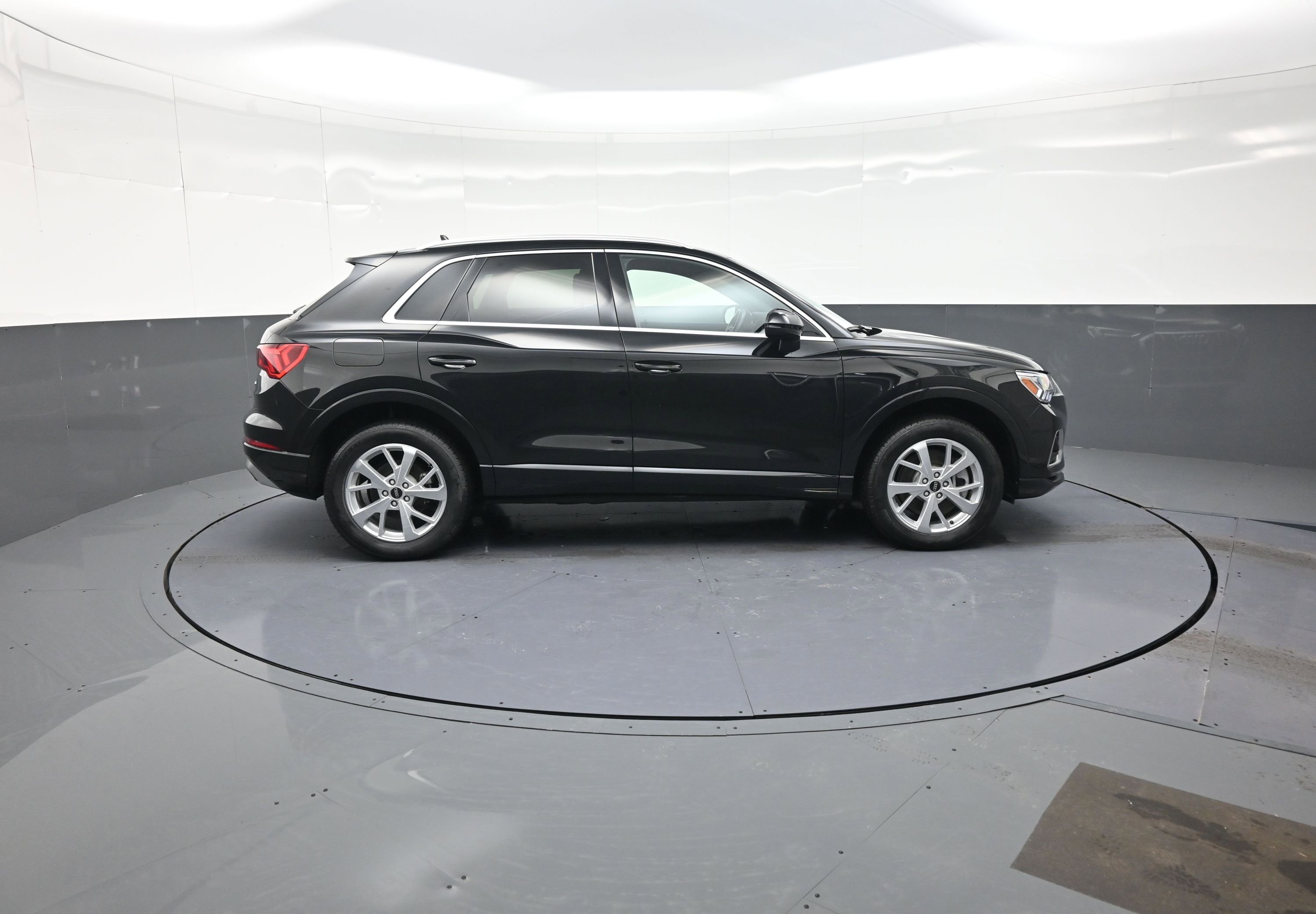 Used 2024 Audi Q3 2.0T Premium image 2