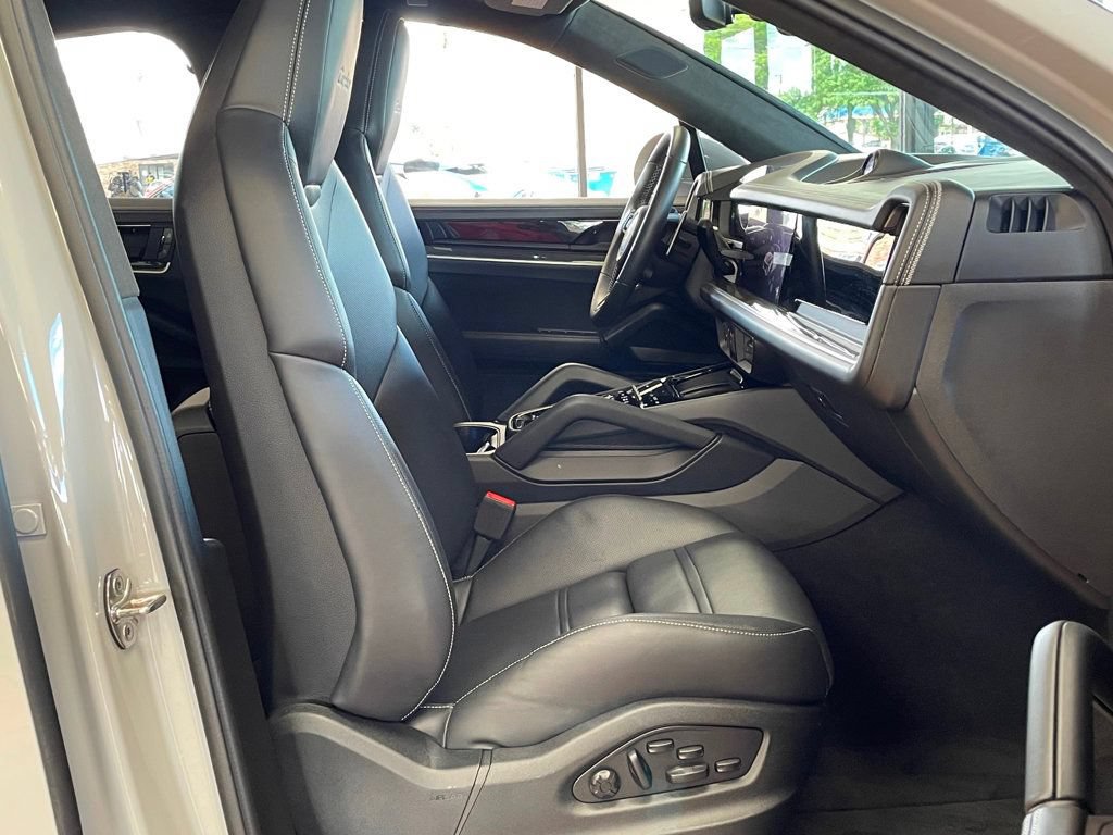 Used 2024 Porsche Cayenne Turbo AWD/4WD image 28