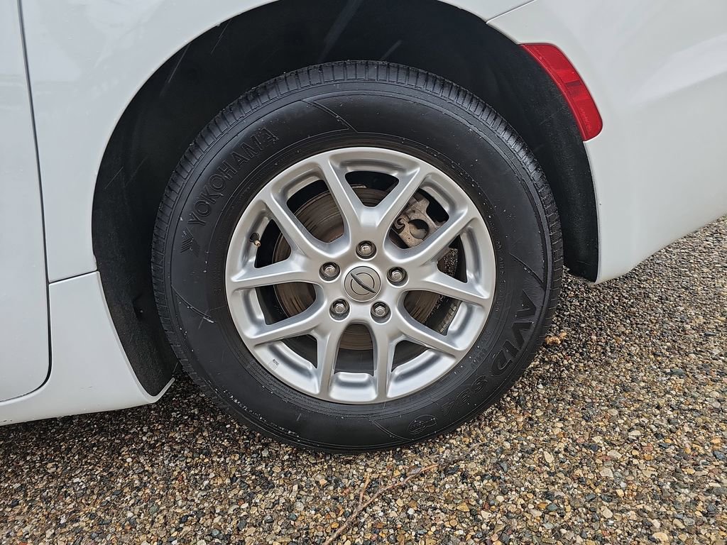 Used 2024 Chrysler Pacifica Touring-L image 31