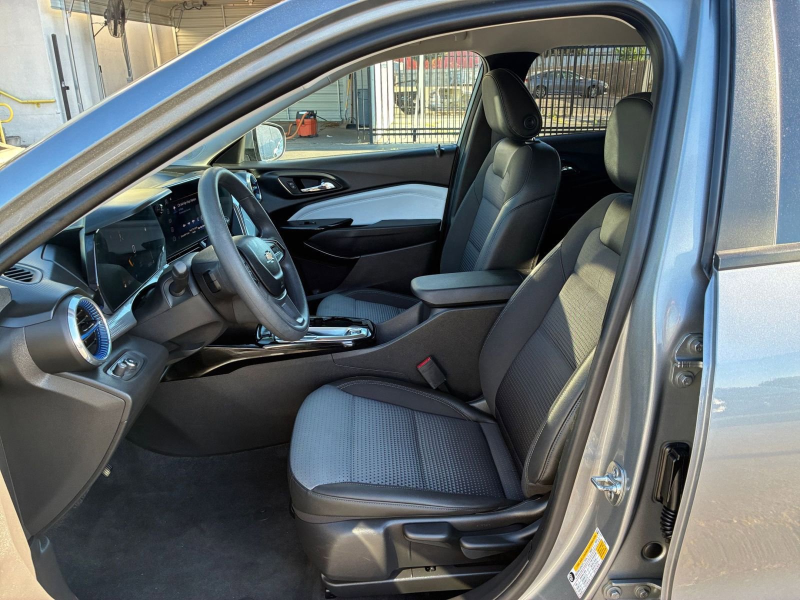 Used 2025 Chevrolet Trax LT image 25