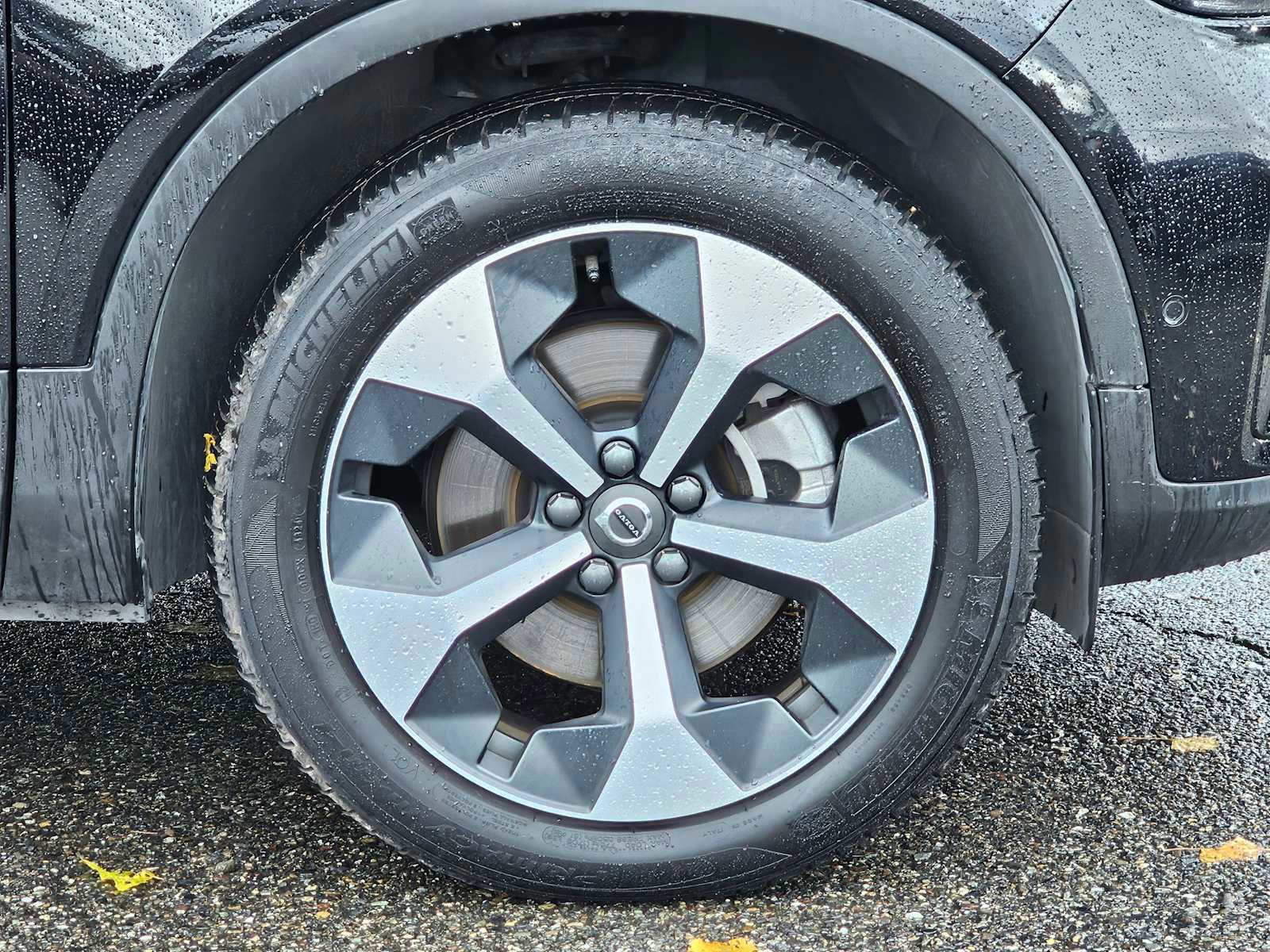 Certified 2025 Volvo XC40 B5 Plus image 9