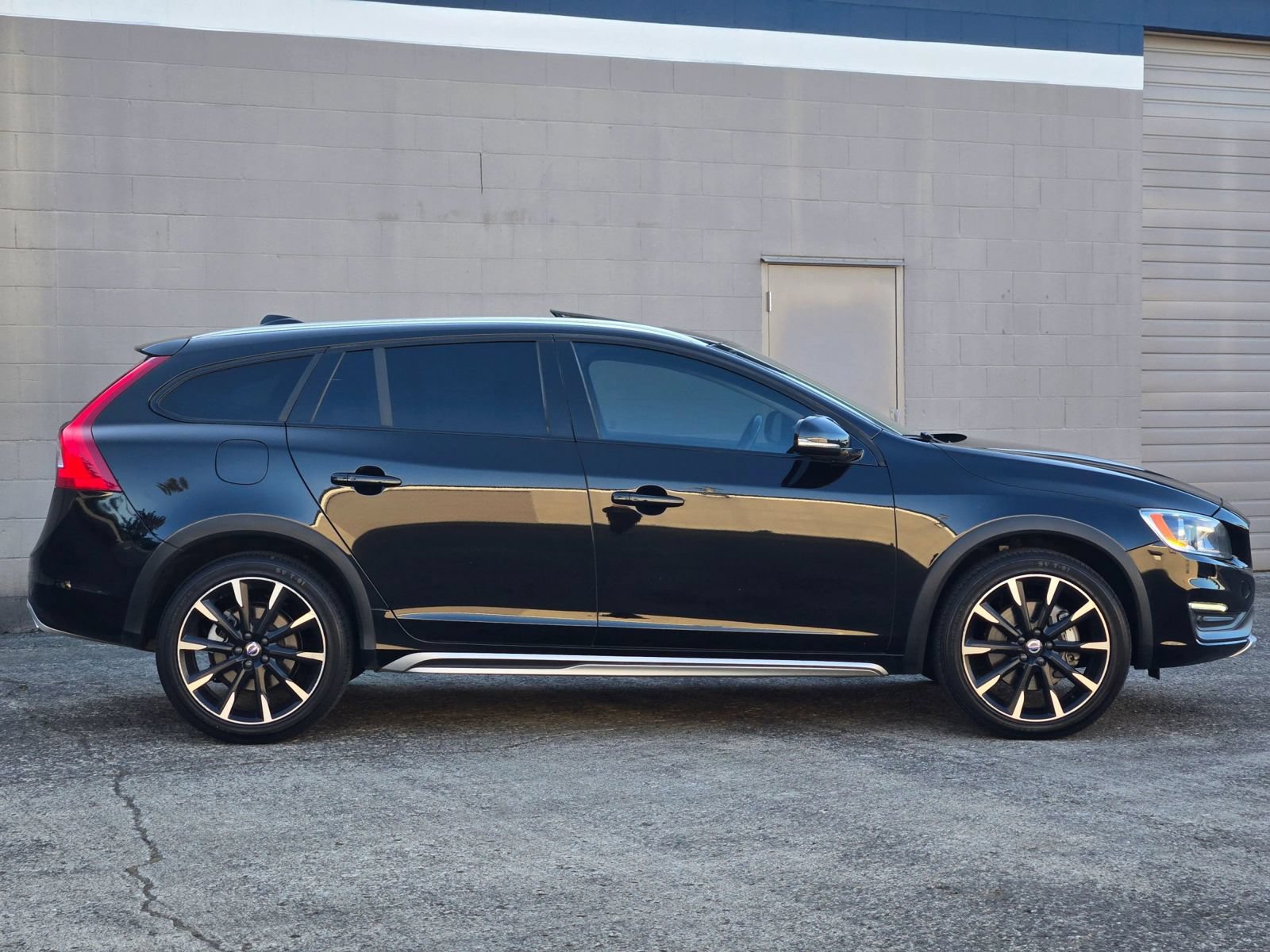 Used 2016 Volvo V60 T5 Cross Country w/ Convenience Package AWD/4WD image 9