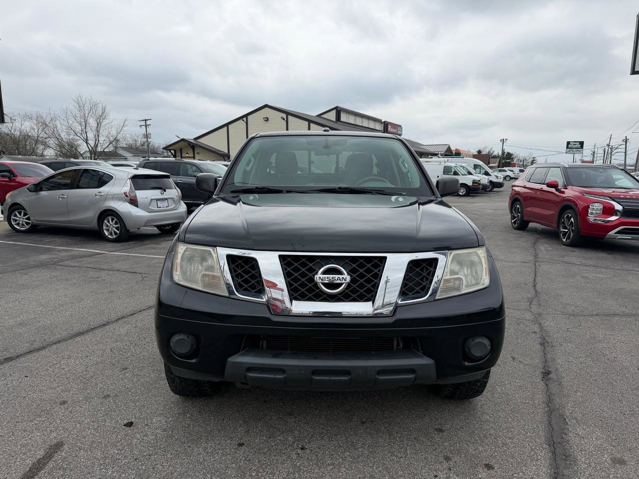 Used 2016 Nissan Frontier SV image 2