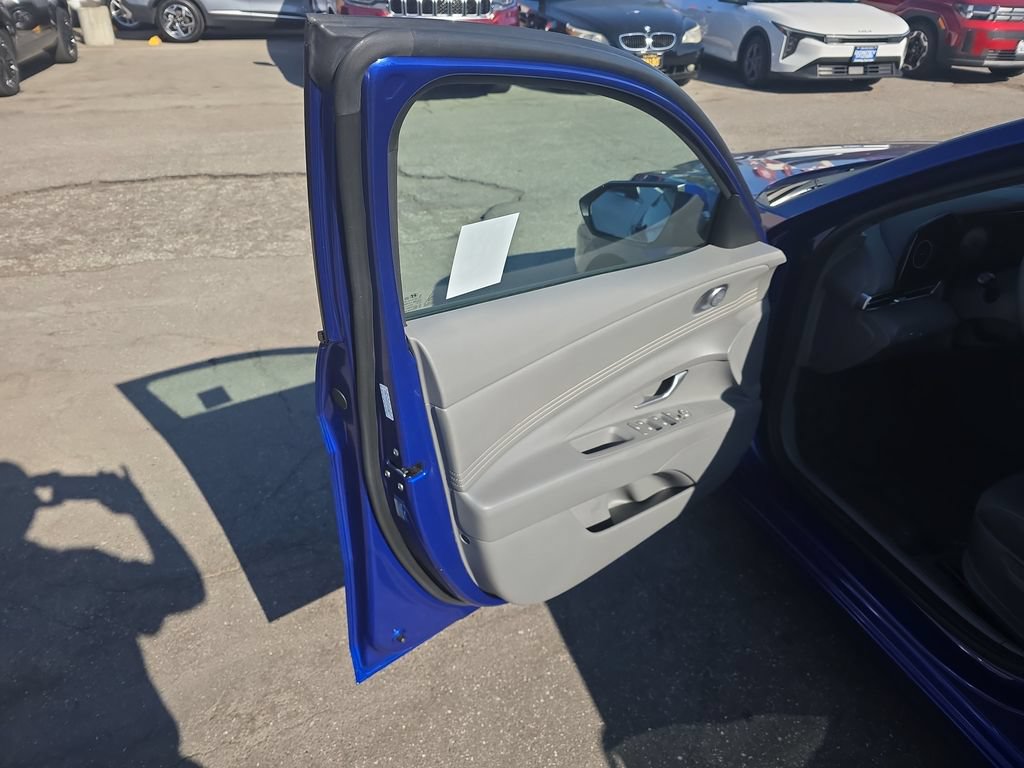 Used 2023 Hyundai Elantra SEL w/ Convenience Package FWD image 10