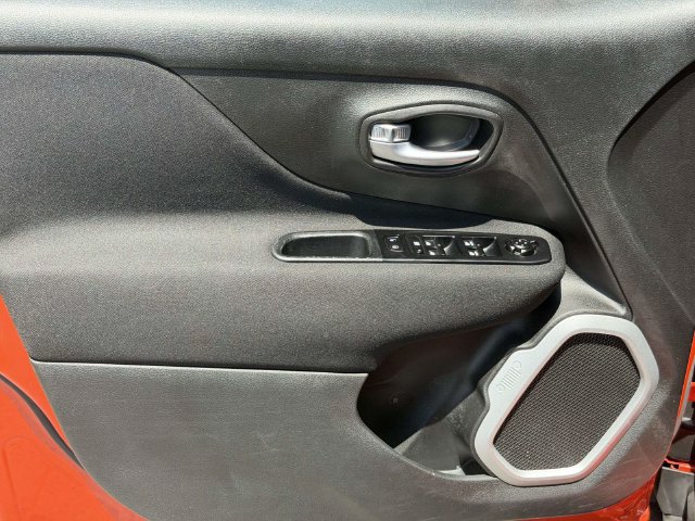 Used 2021 Jeep Renegade Latitude w/ Convenience Group AWD/4WD image 17