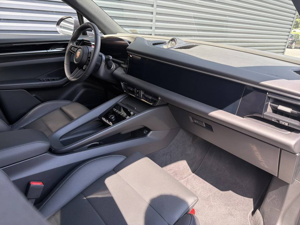 Certified 2025 Porsche Macan 4 Electric AWD/4WD image 22
