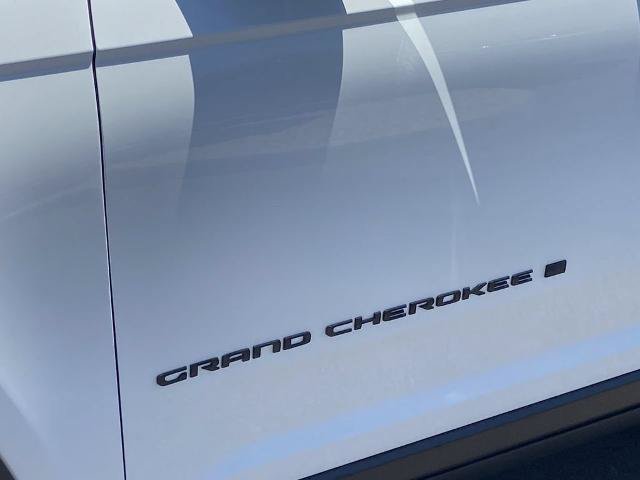 Used 2023 Jeep Grand Cherokee Altitude AWD/4WD image 27