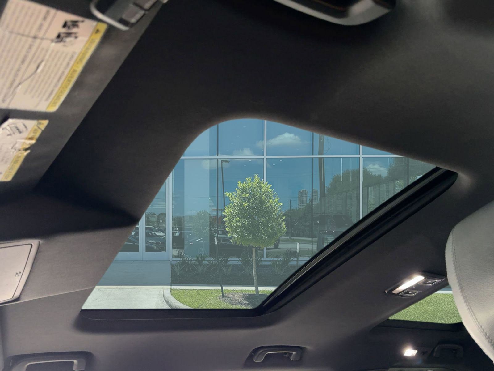 Used 2017 Land Rover Discovery HSE image 16