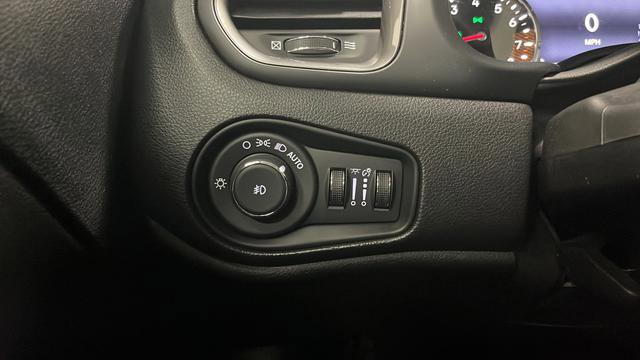 Used 2022 Jeep Renegade Latitude AWD/4WD image 33
