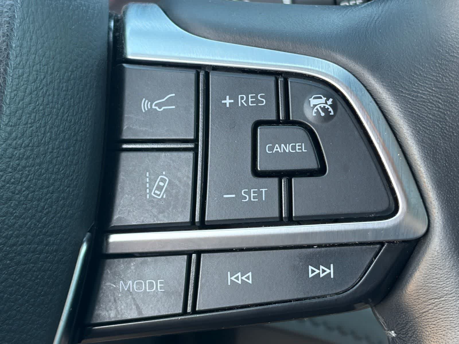 Used 2021 Toyota Highlander LE FWD image 21