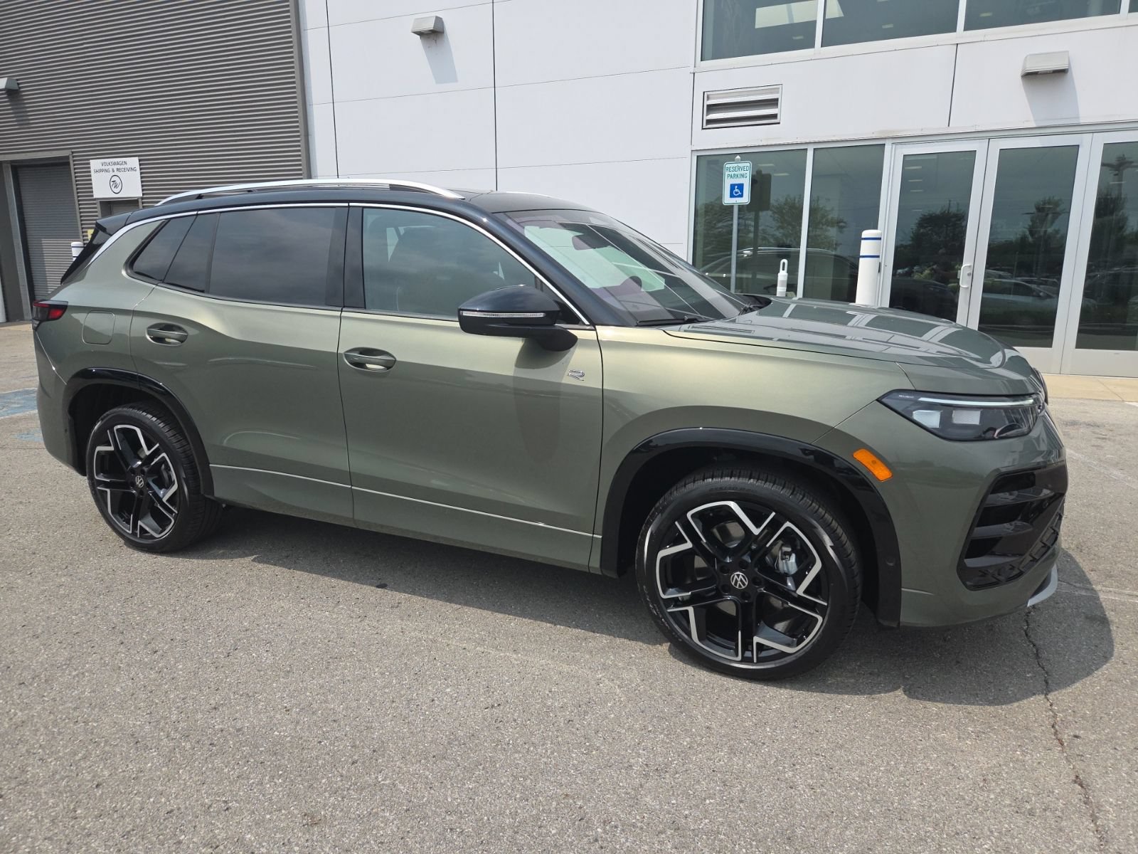 New 2026 Volkswagen Tiguan SEL R-Line AWD/4WD image 3