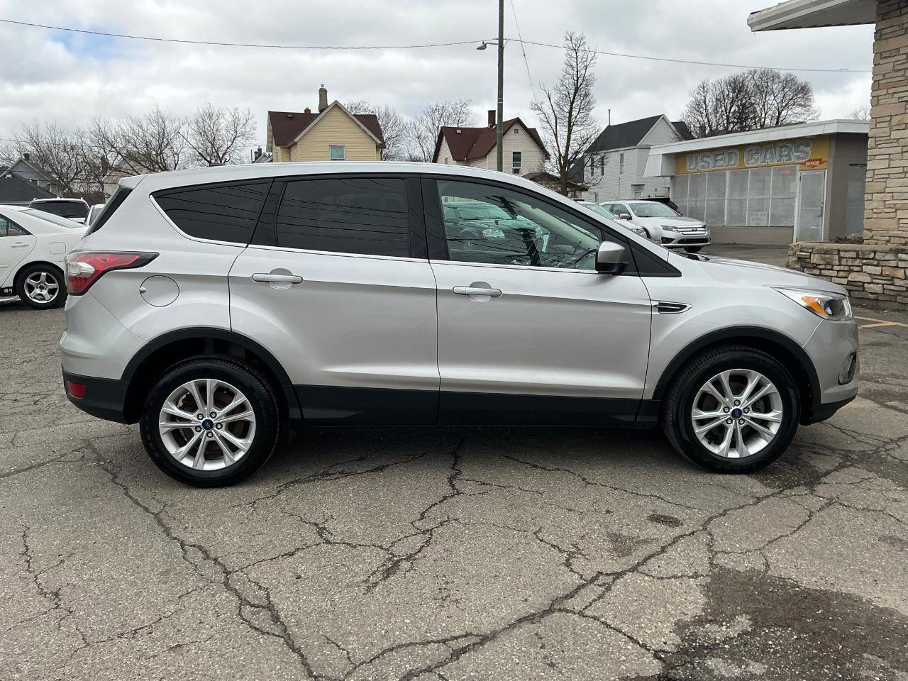 Used 2017 Ford Escape SE image 2