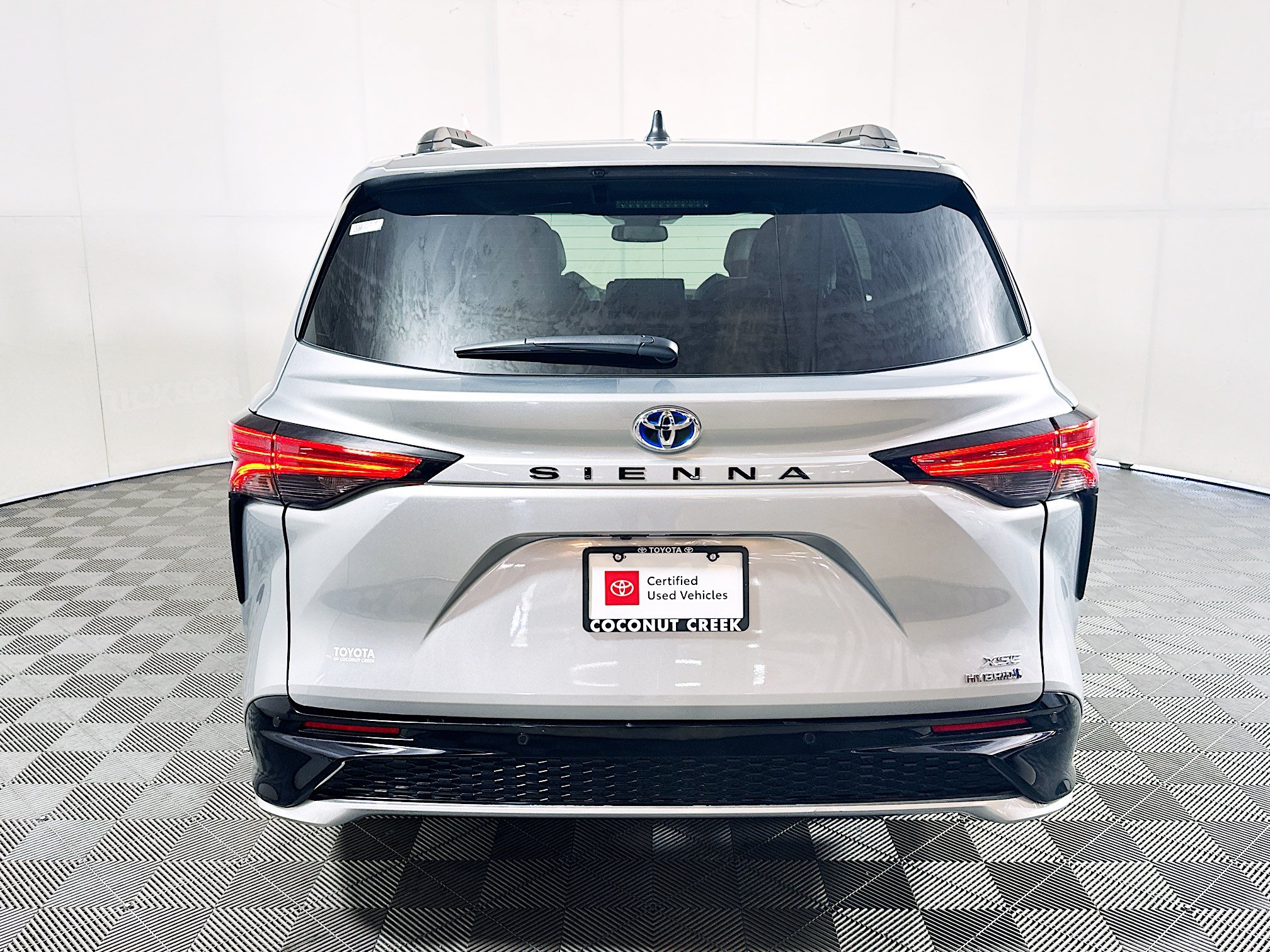 Certified 2023 Toyota Sienna XSE w/ XSE Plus Package FWD image 4