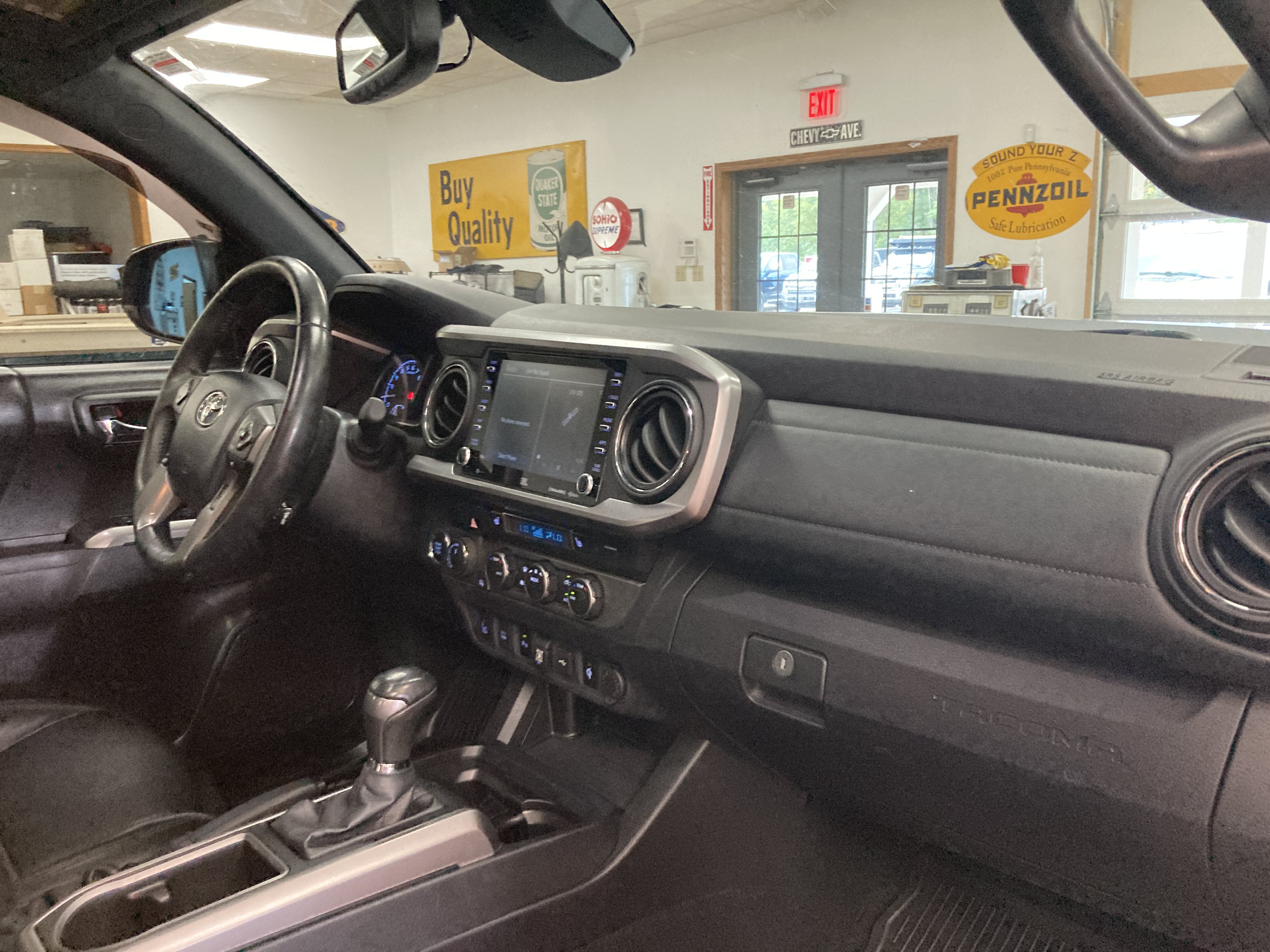 Used 2020 Toyota Tacoma Limited AWD/4WD image 23