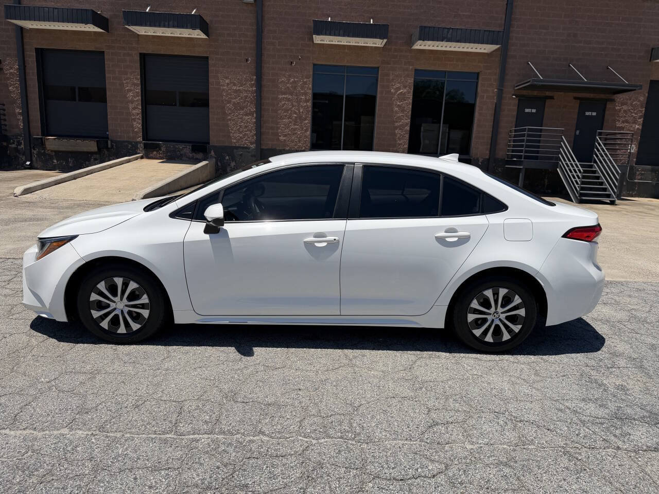 Used 2022 Toyota Corolla LE FWD image 2