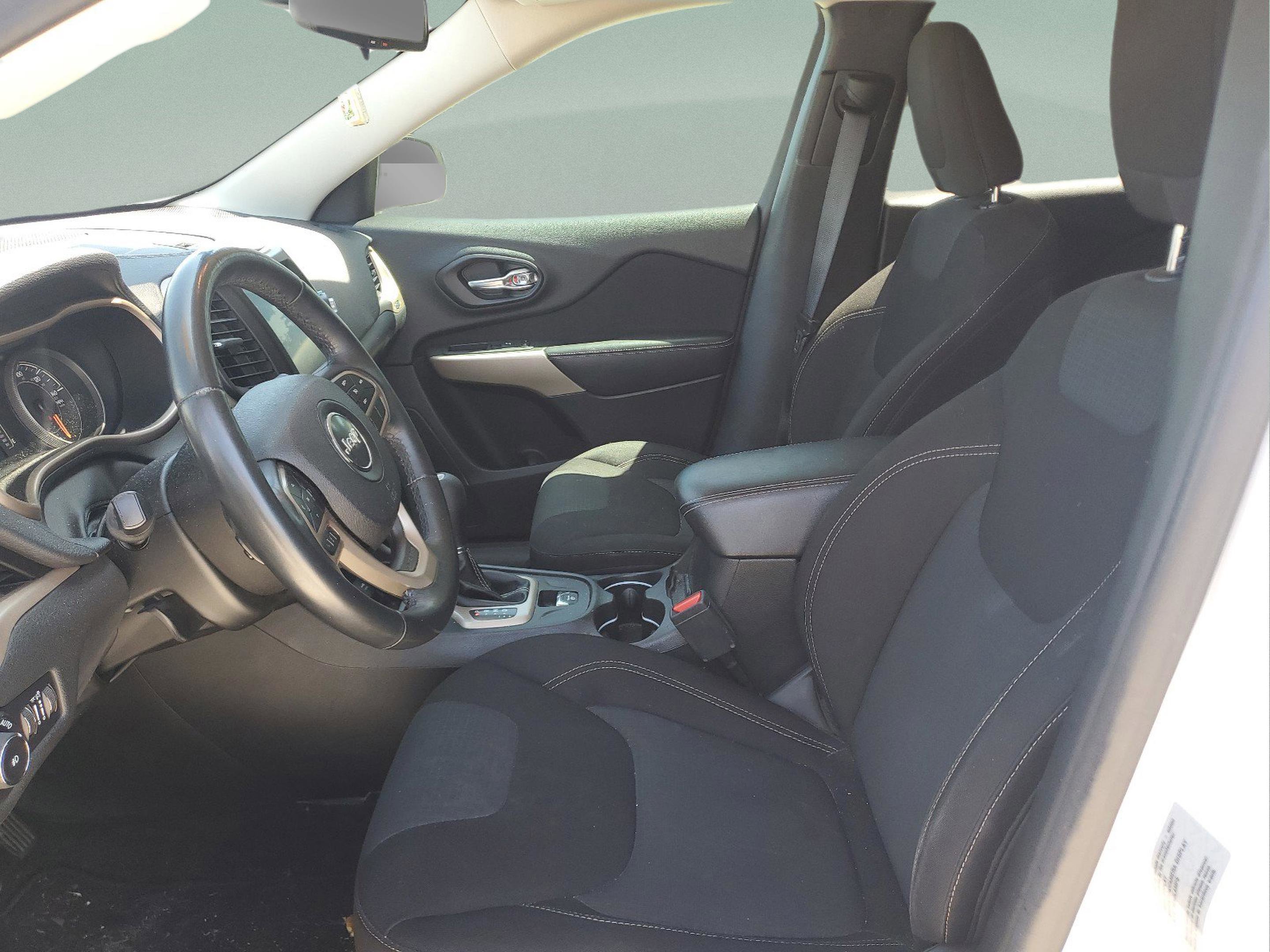 Used 2017 Jeep Cherokee Latitude FWD image 16