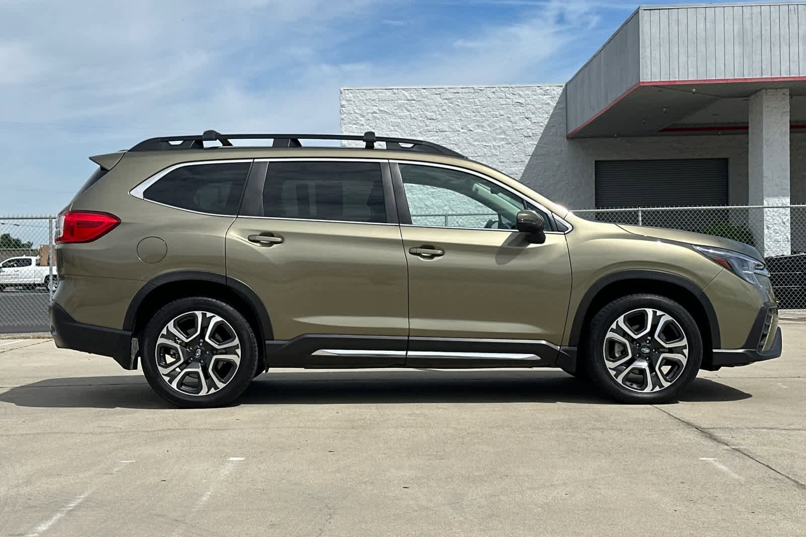 Used 2023 Subaru Ascent Limited AWD/4WD image 2