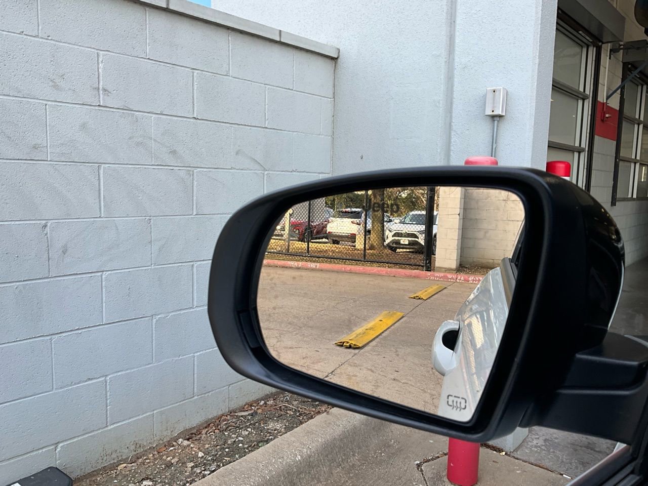 Used 2025 Jeep Compass Trailhawk image 18