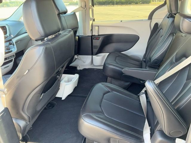 Used 2024 Chrysler Pacifica Touring-L image 11