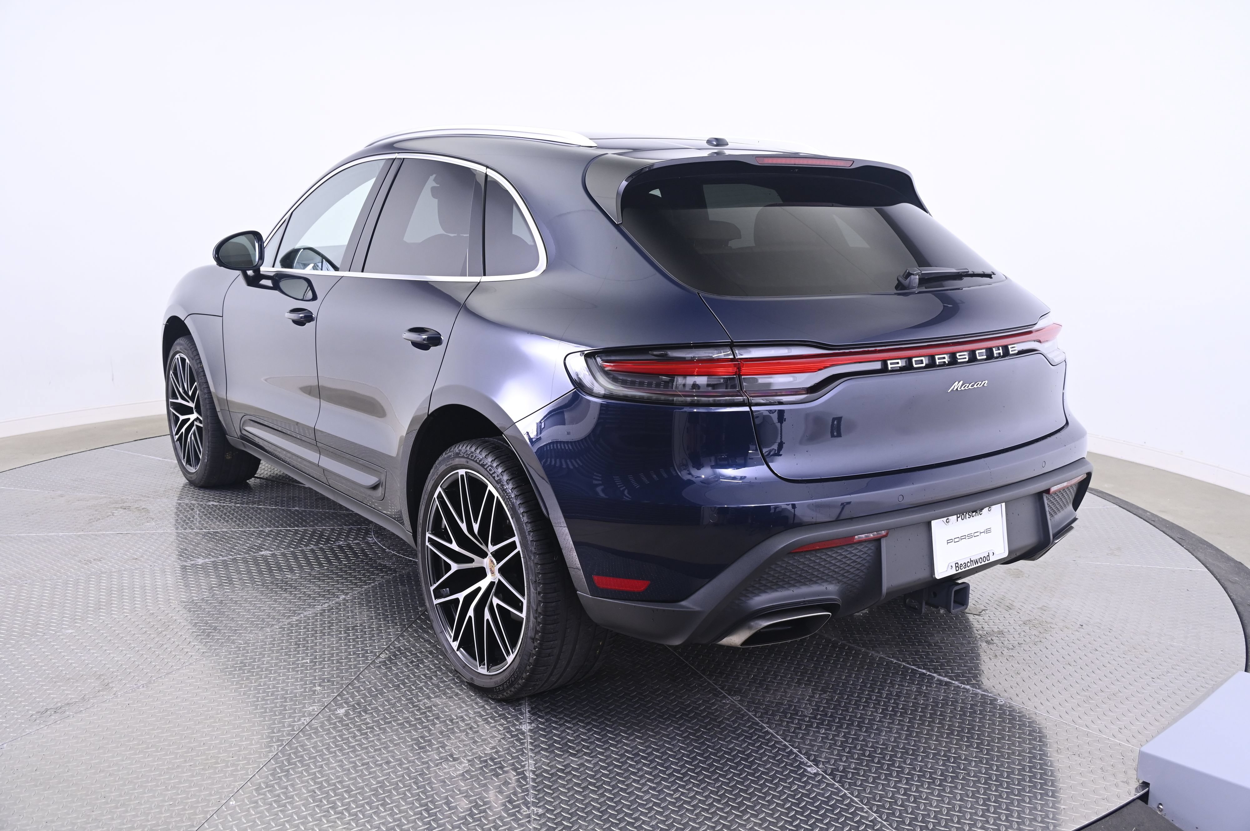 Certified 2022 Porsche Macan AWD/4WD image 3