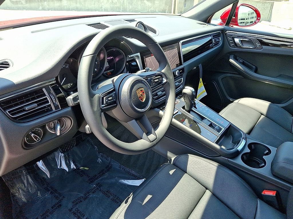 Used 2025 Porsche Macan image 4