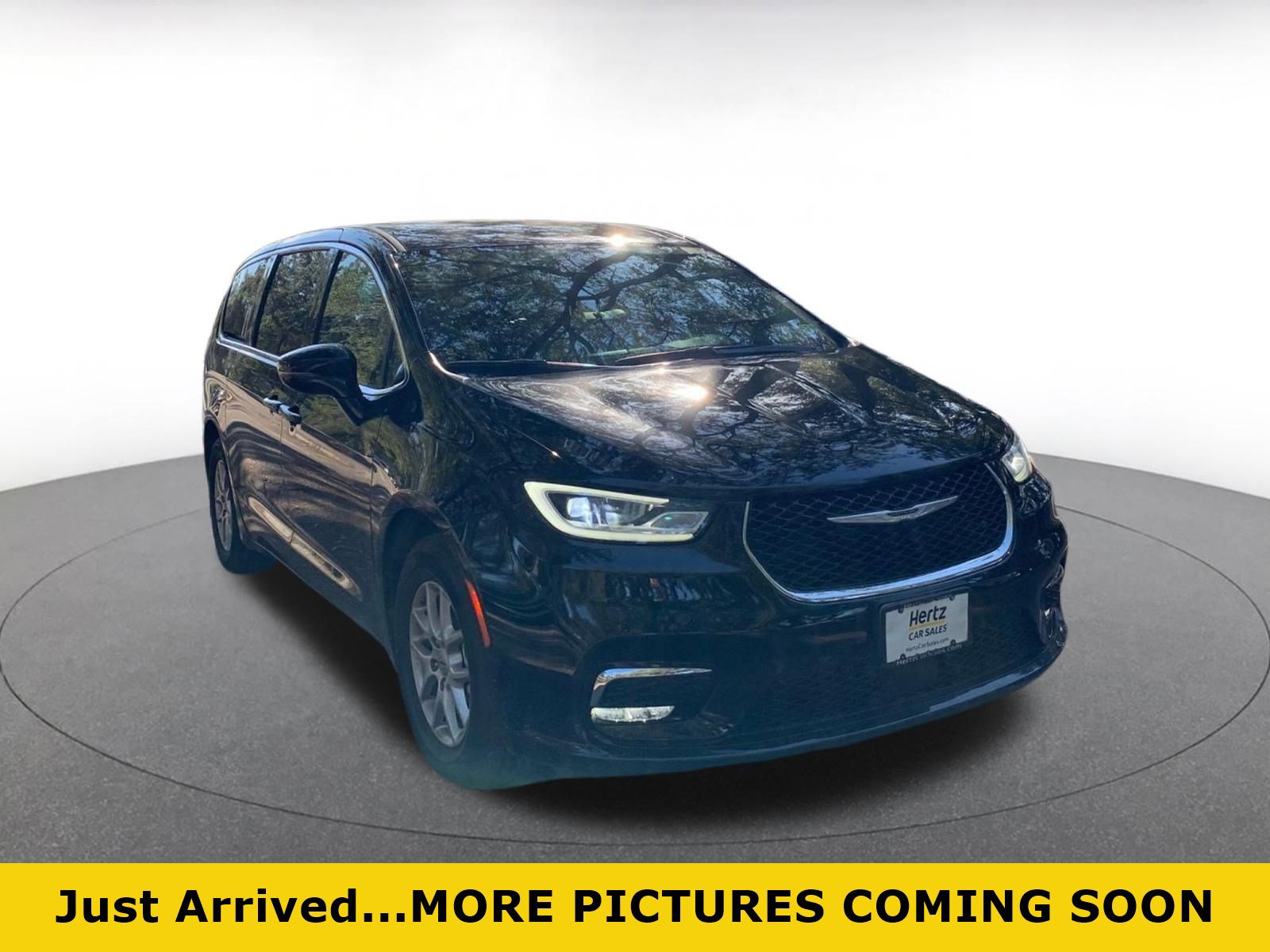 Used 2024 Chrysler Pacifica Touring-L image 1