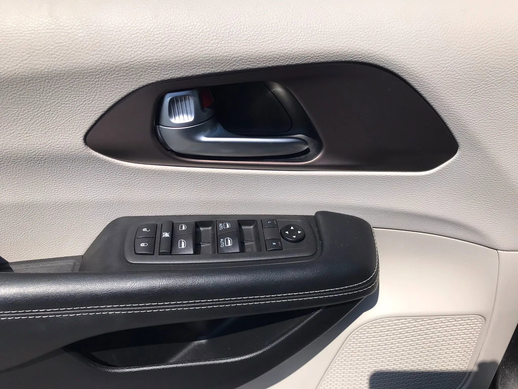 Used 2021 Chrysler Voyager Lxi FWD image 13