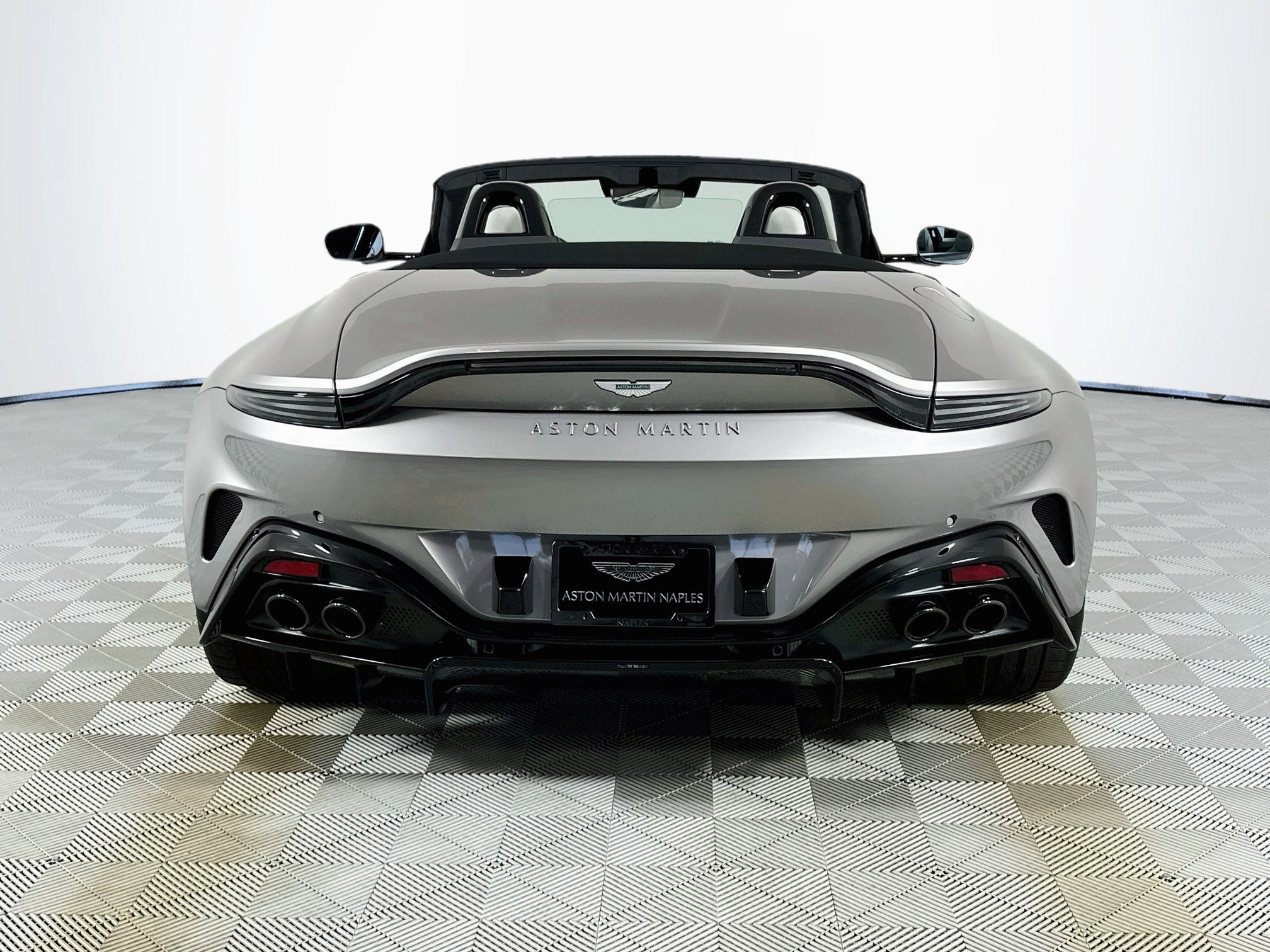 Used 2026 Aston Martin V8 Vantage Coupe RWD image 16