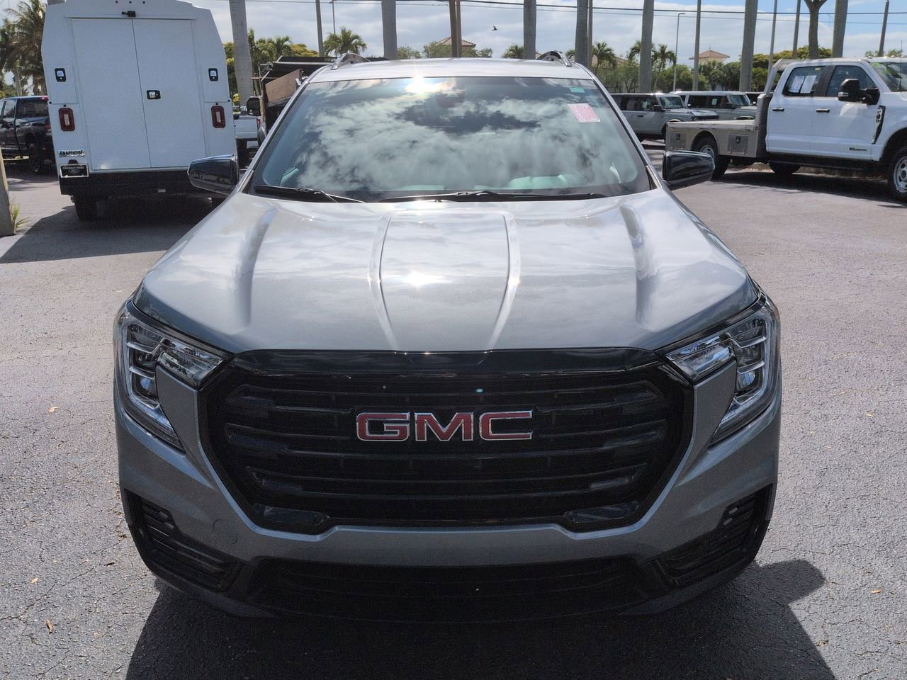 Used 2024 GMC Terrain SLE w/ Driver Convenience Package FWD image 9