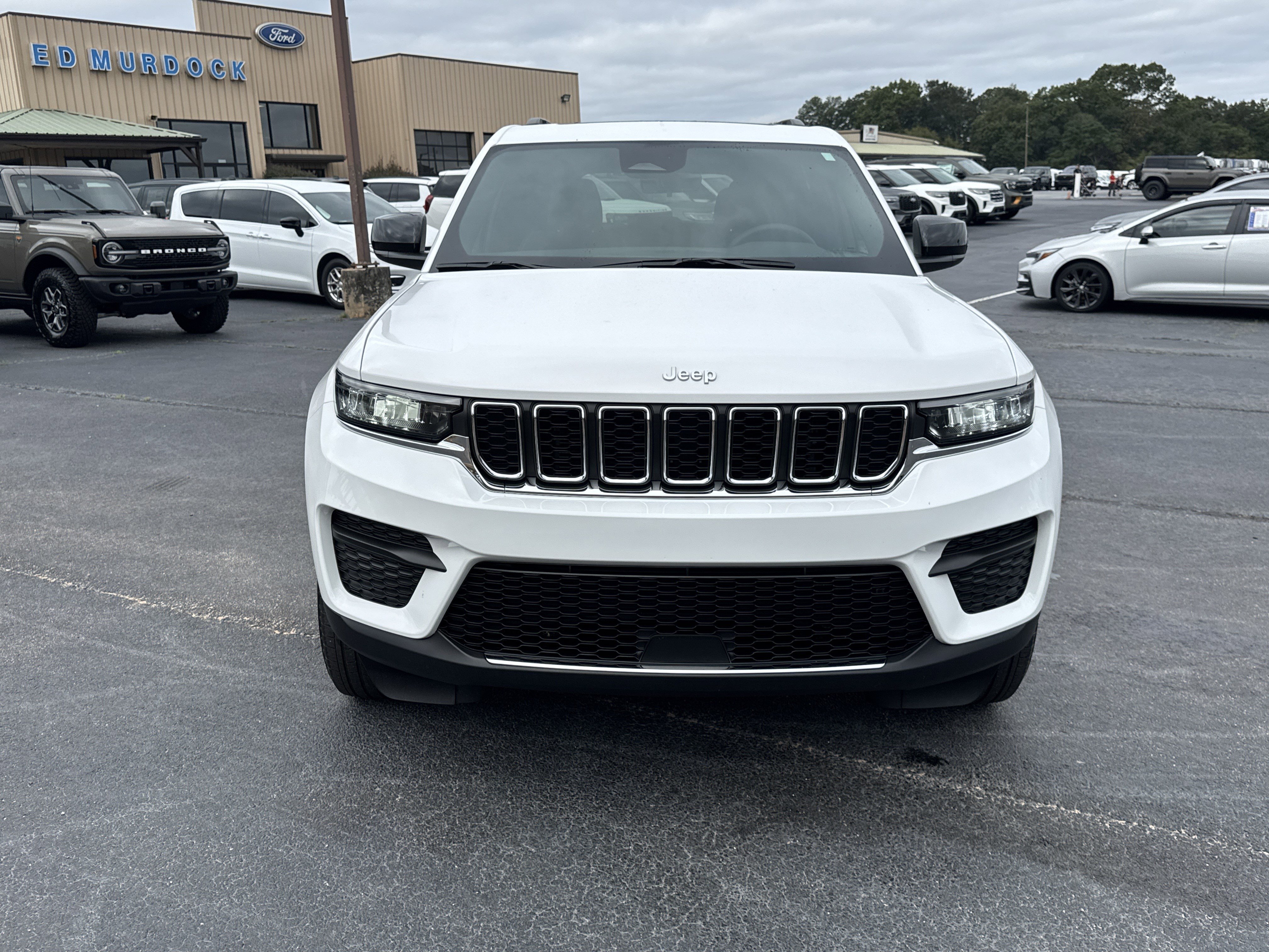 Used 2025 Jeep Grand Cherokee Laredo X w/ Luxury Tech Group I image 3