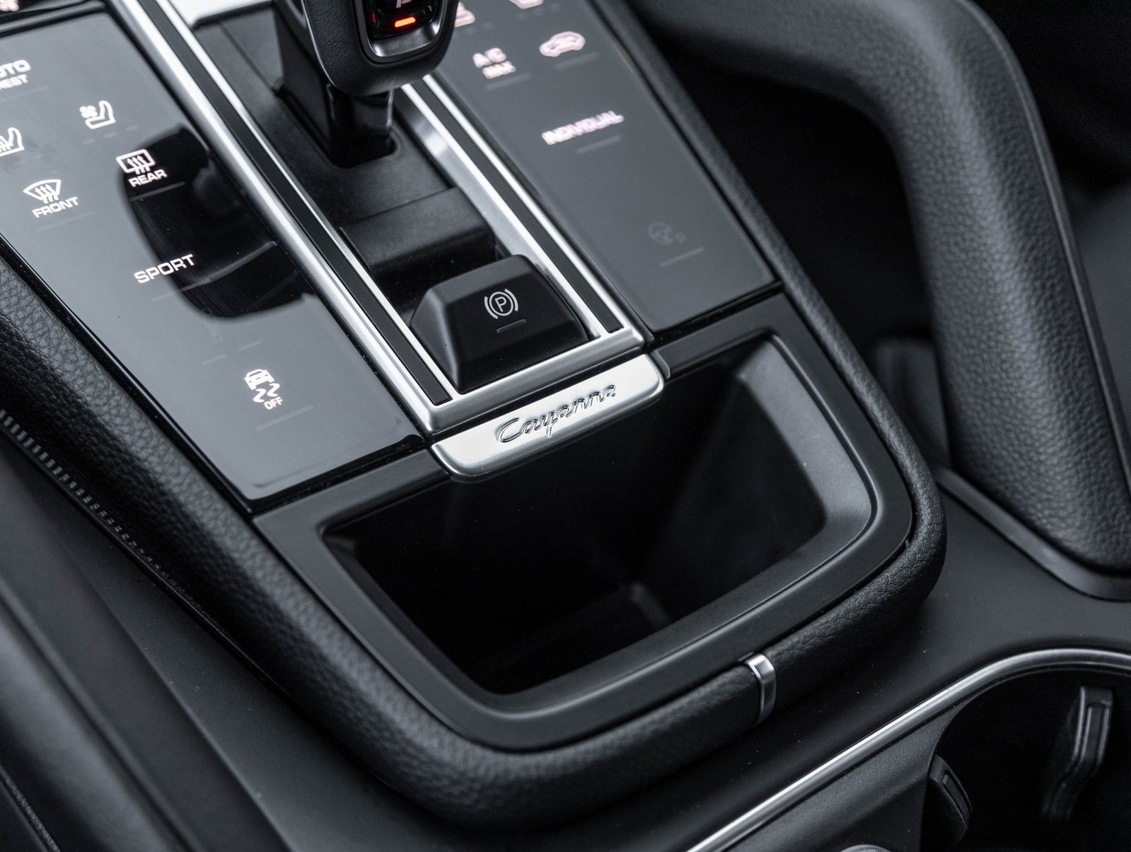 Certified 2023 Porsche Cayenne Platinum Edition image 28