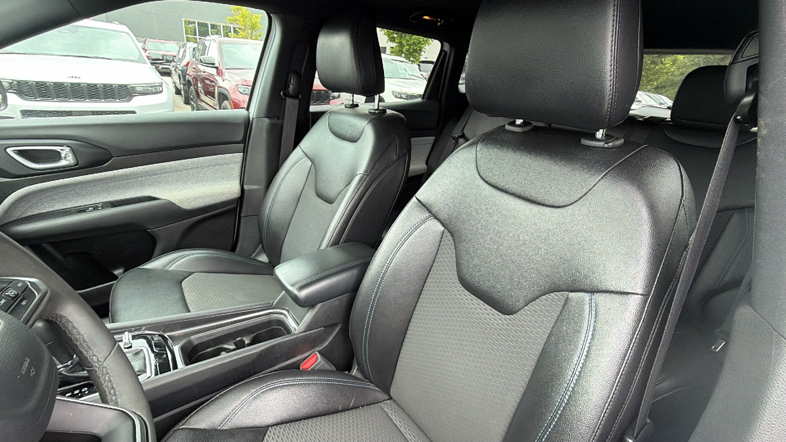 Used 2024 Jeep Compass Latitude AWD/4WD image 17