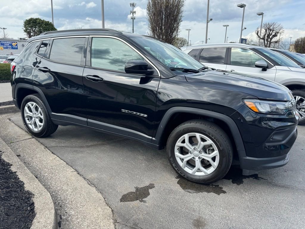 Used 2024 Jeep Compass Latitude image 4