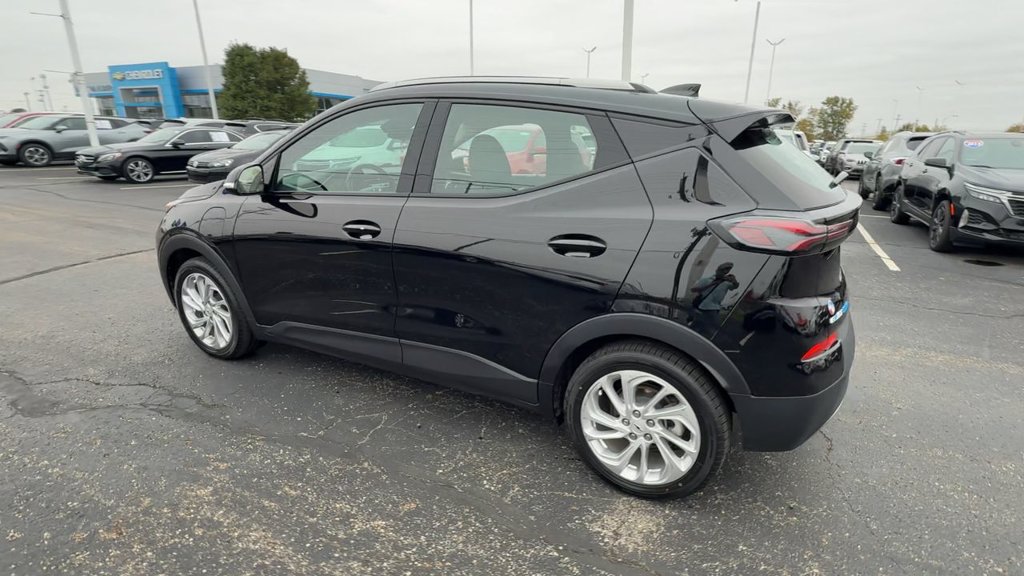 Used 2022 Chevrolet Bolt EUV LT w/ Comfort Package FWD image 6
