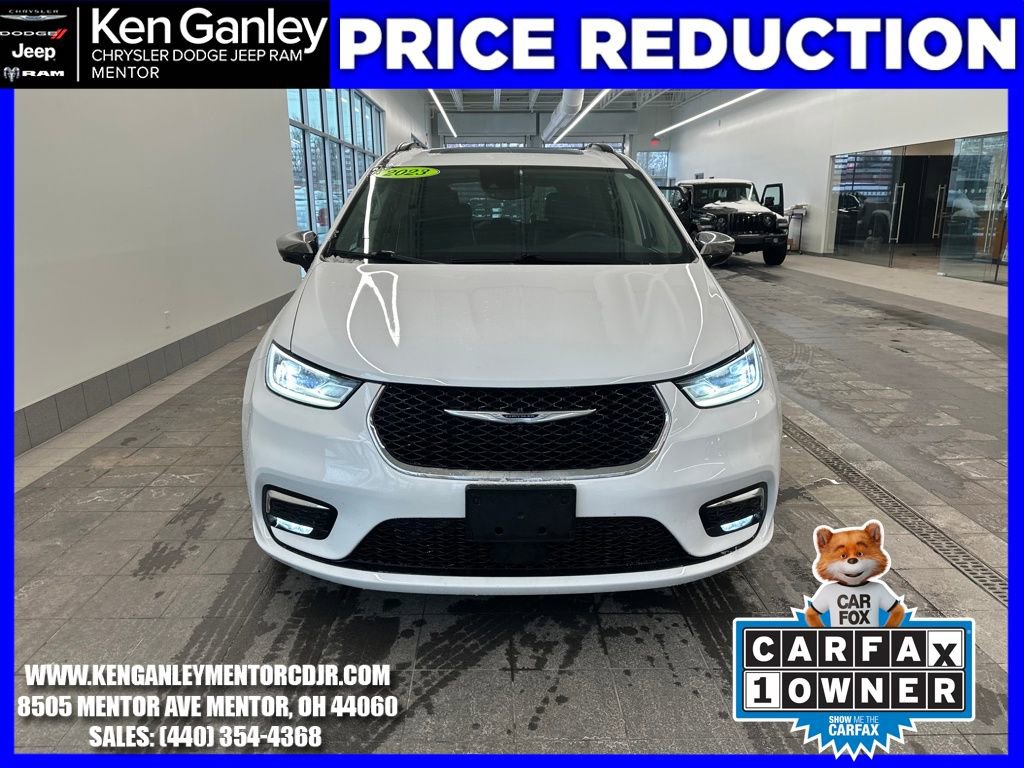 Used 2023 Chrysler Pacifica Limited w/ Uconnect Theater Family Group image 2