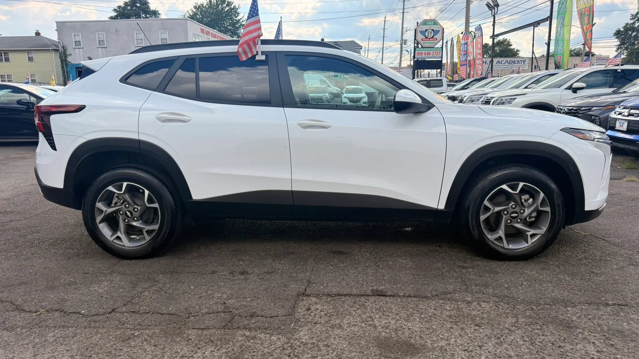Used 2025 Chevrolet Trax LT FWD image 11