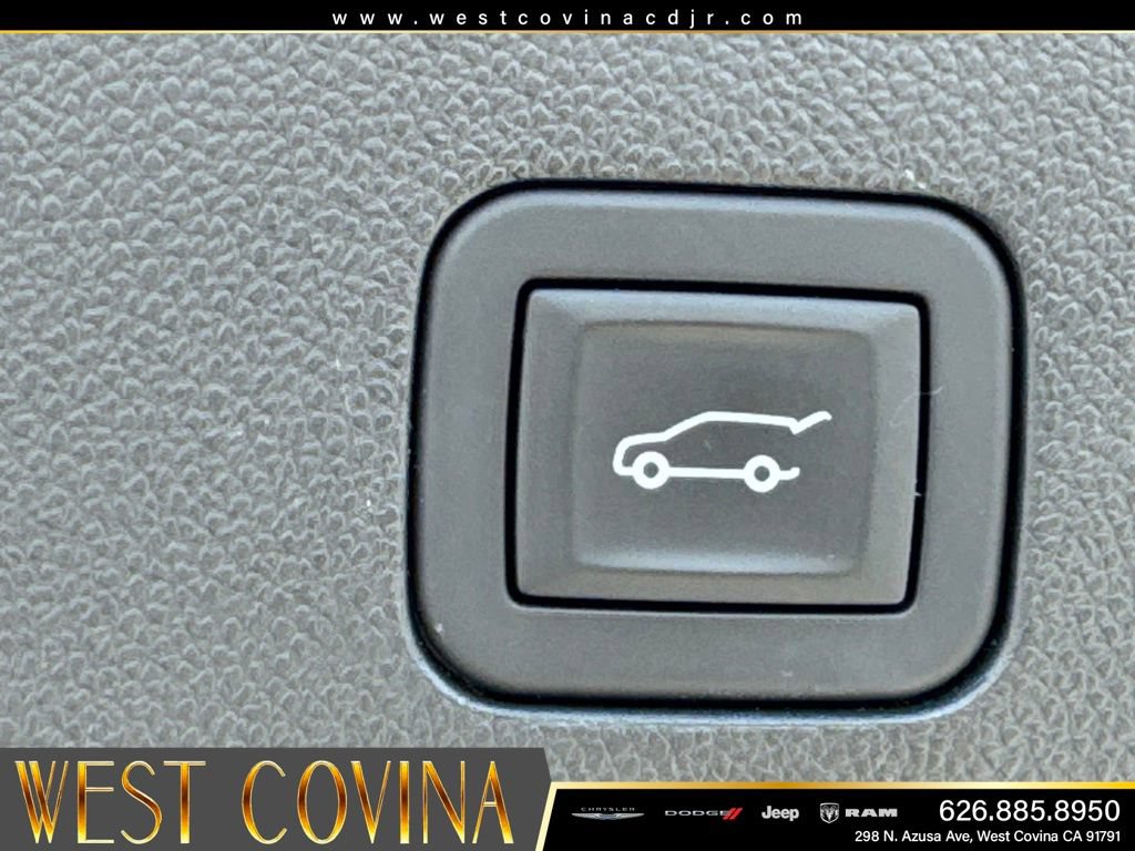 Used 2025 Chevrolet Suburban Premier AWD/4WD image 18