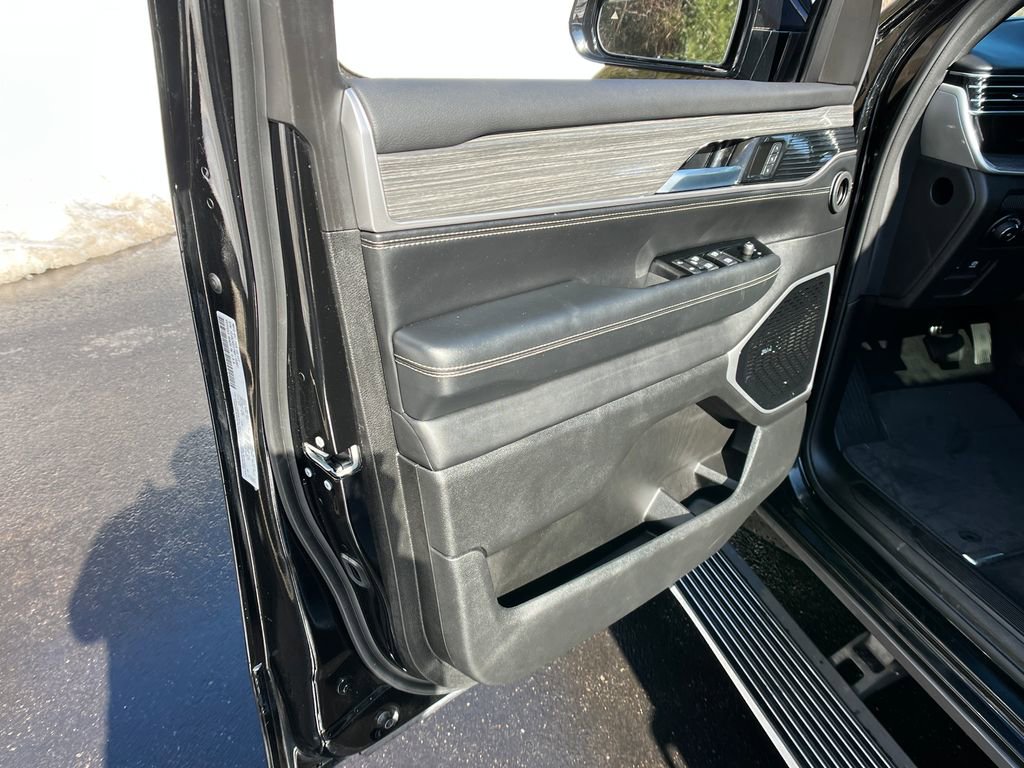 Used 2022 Jeep Wagoneer Series III w/ Premium Group I image 11