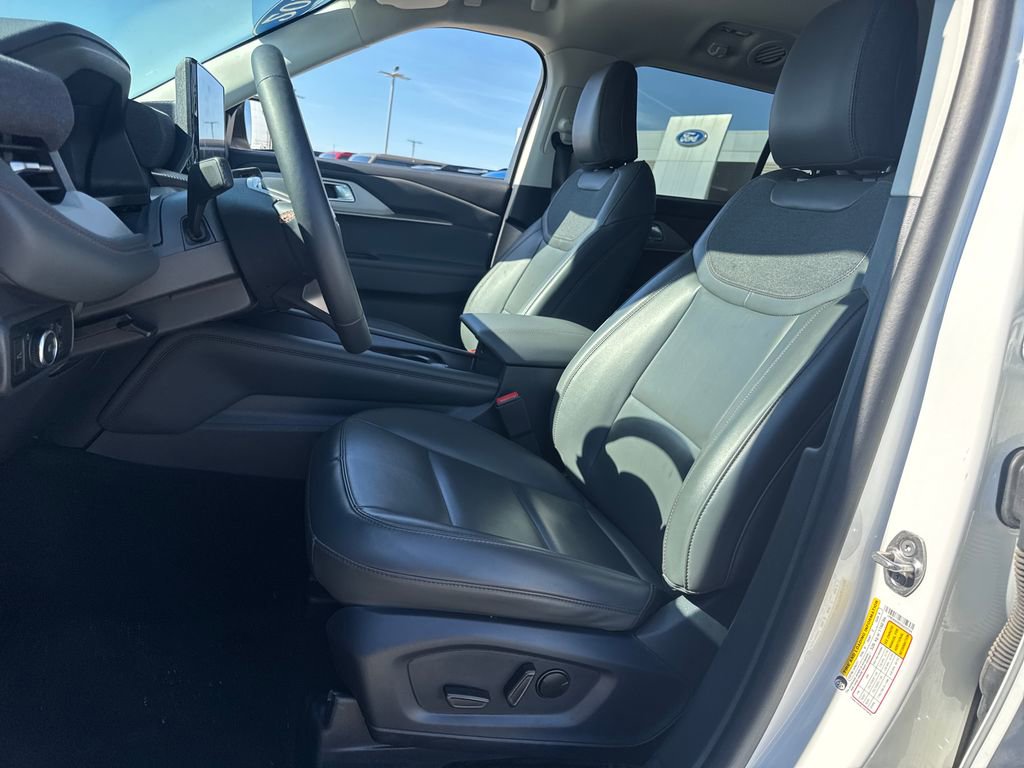 Used 2025 Ford Explorer Active w/ Active Comfort Package AWD/4WD image 16