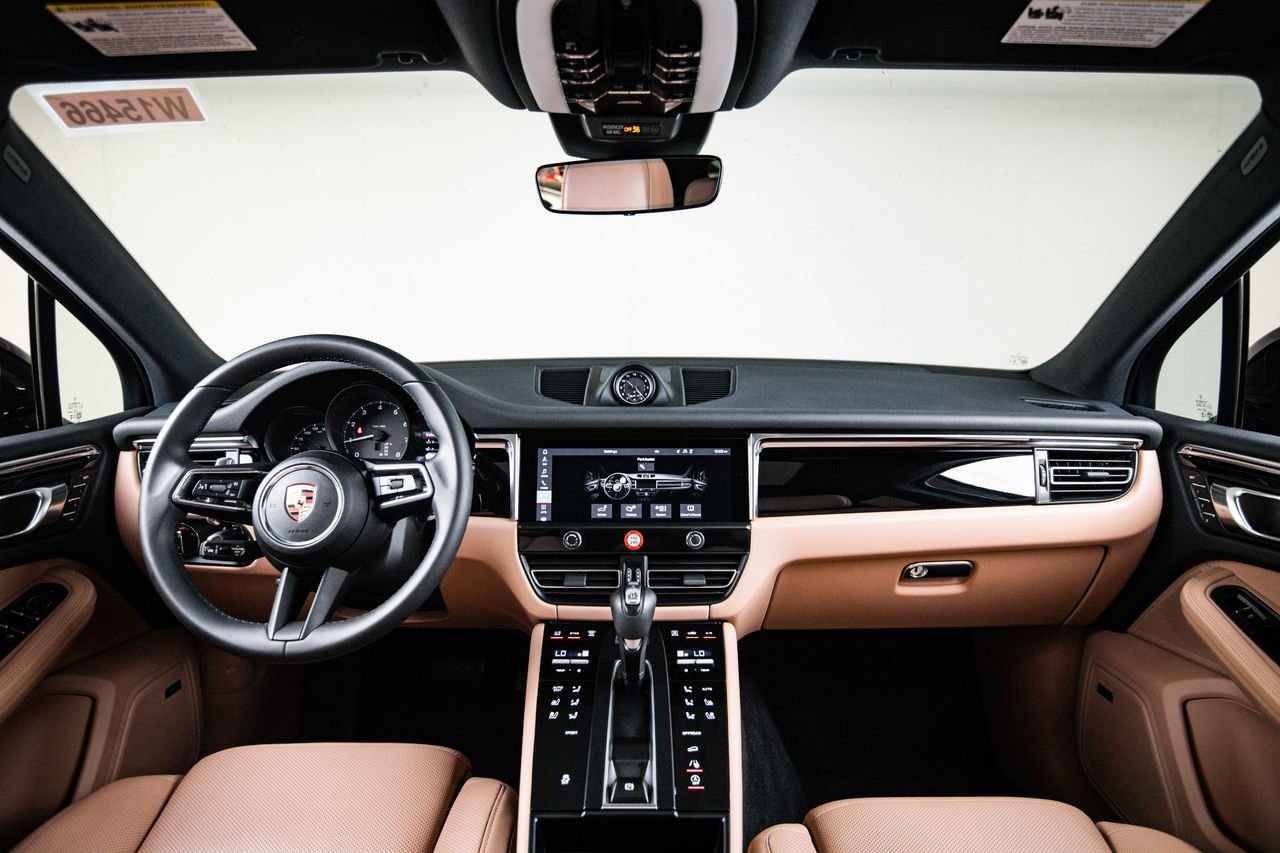 Certified 2025 Porsche Macan AWD/4WD image 25