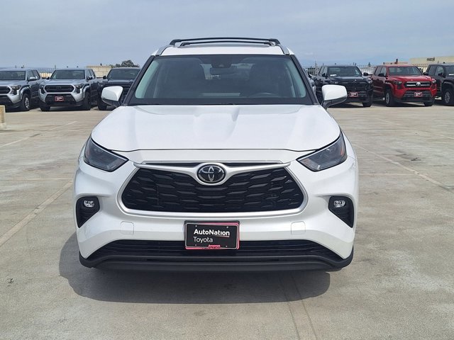 Used 2023 Toyota Highlander XLE image 3